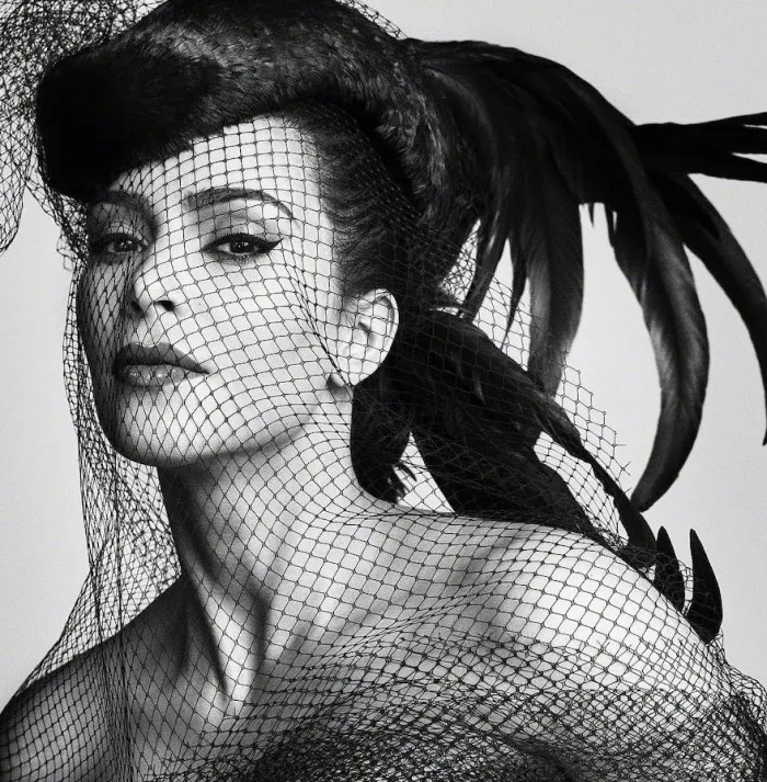 Kim Kardashian West rực rỡ trên Vogue Nhật, giống như Beyonce - Ảnh 9. Kim Kardashian West rực rỡ trên Vogue Nhật, giống như Beyonce - Ảnh 9.
