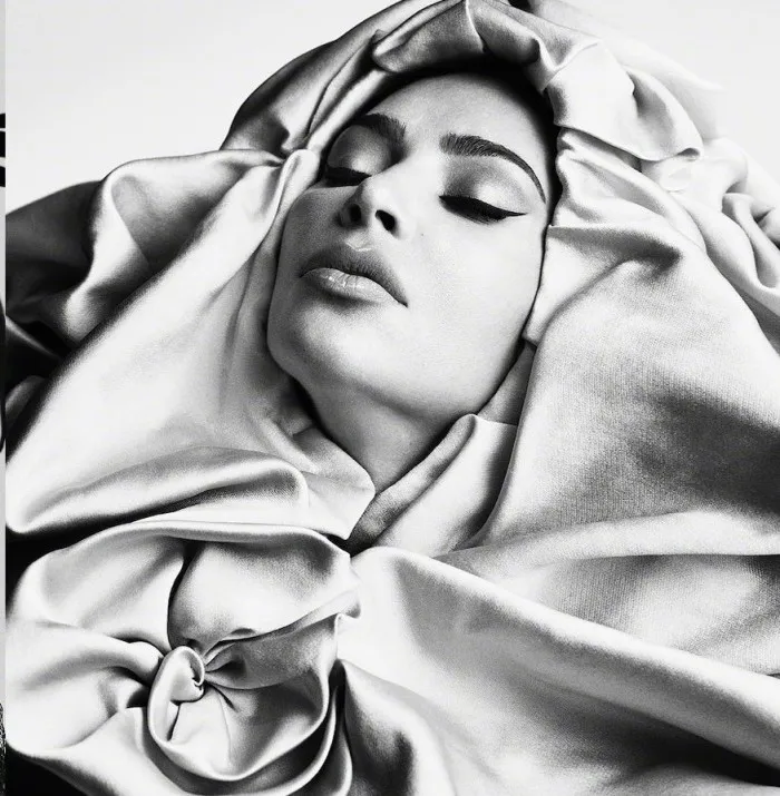 Kim Kardashian West rực rỡ trên Vogue Nhật, giống như Beyonce - Ảnh 10. Kim Kardashian West rực rỡ trên Vogue Nhật, giống như Beyonce - Ảnh 10.