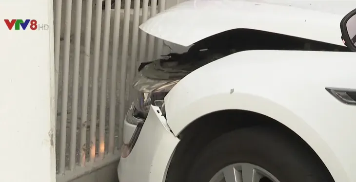 Xe nhiên liệu lao vào Đại sứ quán Mỹ tại Hàn Quốc - Ảnh 1. Xe nhiên liệu lao vào Đại sứ quán Mỹ tại Hàn Quốc - Ảnh 1.