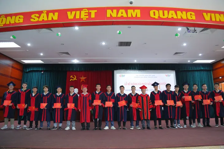 Trường Cao đẳng Truyền hình phát bằng tốt nghiệp cho 278 cử nhân - Ảnh 2. Trường Cao đẳng Truyền hình phát bằng tốt nghiệp cho 278 cử nhân - Ảnh 2.