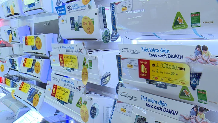 Mặc COVID-19, điều hòa, quạt máy... cháy hàng mùa nắng nóng - Ảnh 2. Mặc COVID-19, điều hòa, quạt máy... cháy hàng mùa nắng nóng - Ảnh 2.