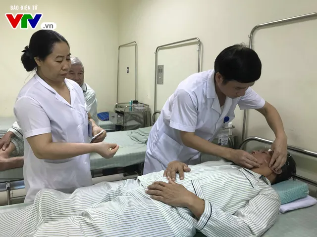 Sai lầm khi tránh nóng mùa hè, nhiều người bị méo miệng, liệt mặt - Ảnh 1. Sai lầm khi tránh nóng mùa hè, nhiều người bị méo miệng, liệt mặt - Ảnh 1.