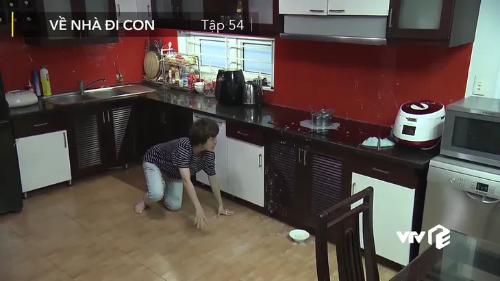 Về nhà đi con - Tập 54: Bảo đổ bệnh, Dương quyết ghi điểm làm mẹ đảm nhưng... hỏng toàn tập - Ảnh 3. Về nhà đi con - Tập 54: Bảo đổ bệnh, Dương quyết ghi điểm làm mẹ đảm nhưng... hỏng toàn tập - Ảnh 3.