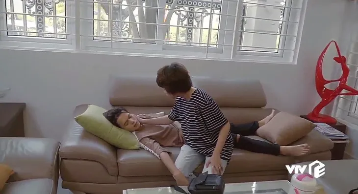 Về nhà đi con - Tập 54: Nấu mì tôm xong, Huệ để quên tín vật tình yêu ở nhà Quốc - Ảnh 2. Về nhà đi con - Tập 54: Nấu mì tôm xong, Huệ để quên tín vật tình yêu ở nhà Quốc - Ảnh 2.