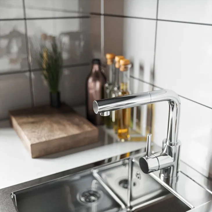 Nhà đẹp với giếng trời và nội thất ngập tràn sắc xanh - Ảnh 5.