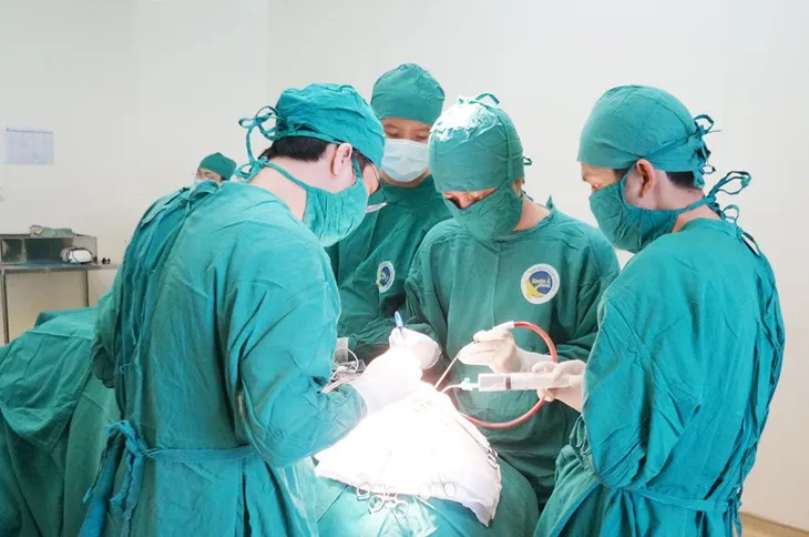 Cứu người đàn ông vỡ xương sọ do bị đánh vào đầu - Ảnh 1. Cứu người đàn ông vỡ xương sọ do bị đánh vào đầu - Ảnh 1.
