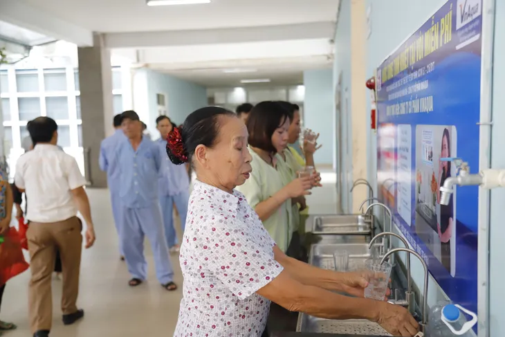 Bệnh viện tăng cường chống nóng cho người bệnh - Ảnh 2. Bệnh viện tăng cường chống nóng cho người bệnh - Ảnh 2.
