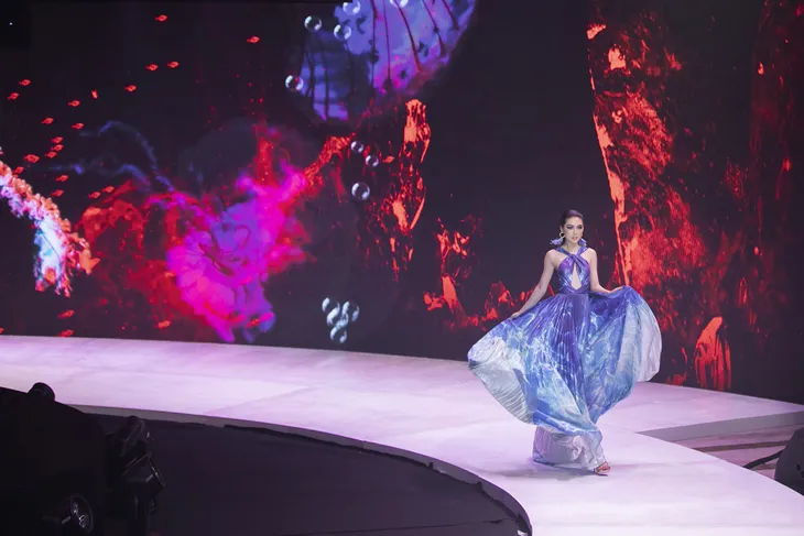 Hoa hậu Tường Linh được khen nức nở với cú xoay 360 độ trong show thời trang - Ảnh 2.