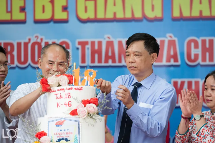 Chùm ảnh học sinh trường THPT Lê Quý Đôn - Đống Đa chia tay tuổi học trò - Ảnh 2. Chùm ảnh học sinh trường THPT Lê Quý Đôn - Đống Đa chia tay tuổi học trò - Ảnh 2.