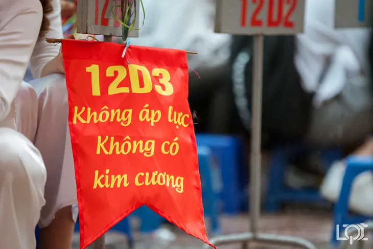 Chùm ảnh học sinh trường THPT Lê Quý Đôn - Đống Đa chia tay tuổi học trò - Ảnh 8. Chùm ảnh học sinh trường THPT Lê Quý Đôn - Đống Đa chia tay tuổi học trò - Ảnh 8.