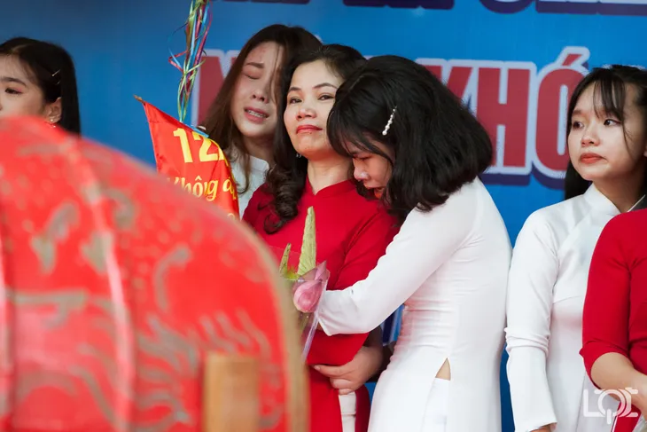 Chùm ảnh học sinh trường THPT Lê Quý Đôn - Đống Đa chia tay tuổi học trò - Ảnh 10. Chùm ảnh học sinh trường THPT Lê Quý Đôn - Đống Đa chia tay tuổi học trò - Ảnh 10.