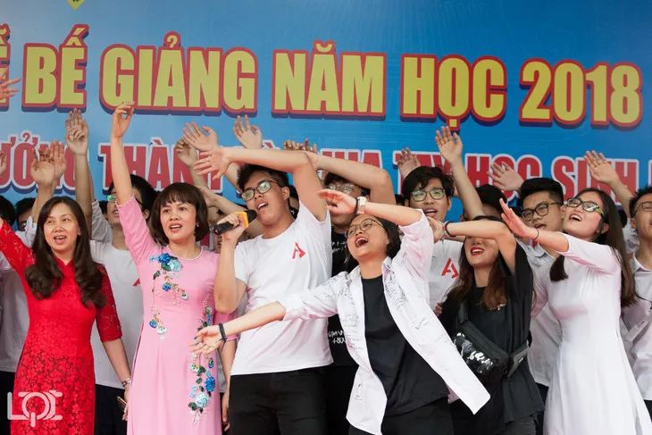 Chùm ảnh học sinh trường THPT Lê Quý Đôn - Đống Đa chia tay tuổi học trò - Ảnh 18. Chùm ảnh học sinh trường THPT Lê Quý Đôn - Đống Đa chia tay tuổi học trò - Ảnh 18.
