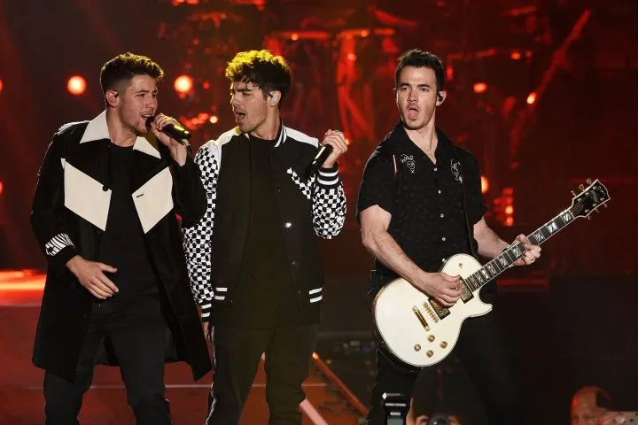 Từng “dứt áo” rời khỏi Jonas Brothers, Nick Jonas lo sợ rạn nứt tình anh em - Ảnh 2. Từng “dứt áo” rời khỏi Jonas Brothers, Nick Jonas lo sợ rạn nứt tình anh em - Ảnh 2.