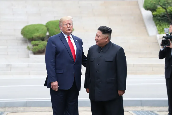 Những hình ảnh ấn tượng từ cuộc gặp lịch sử giữa Trump - Kim tại DMZ - Ảnh 7. Những hình ảnh ấn tượng từ cuộc gặp lịch sử giữa Trump - Kim tại DMZ - Ảnh 7.