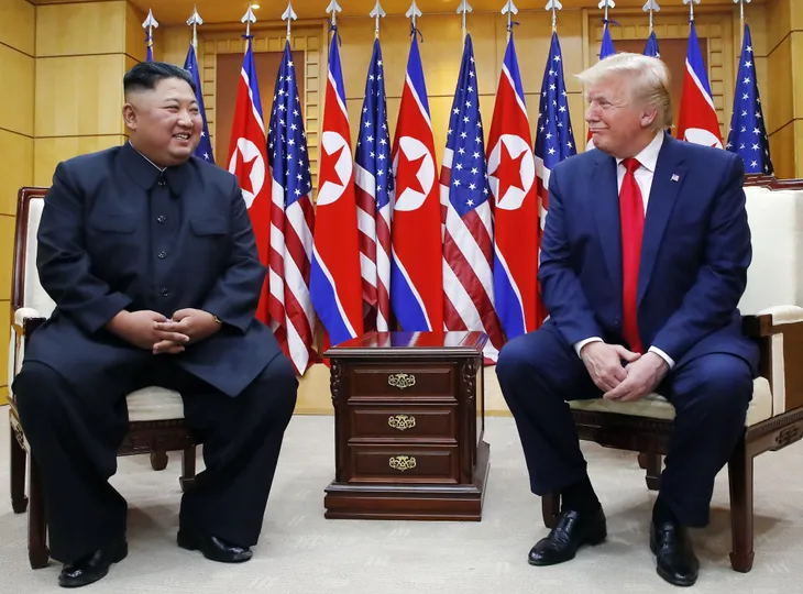 Những hình ảnh ấn tượng từ cuộc gặp lịch sử giữa Trump - Kim tại DMZ - Ảnh 12. Những hình ảnh ấn tượng từ cuộc gặp lịch sử giữa Trump - Kim tại DMZ - Ảnh 12.
