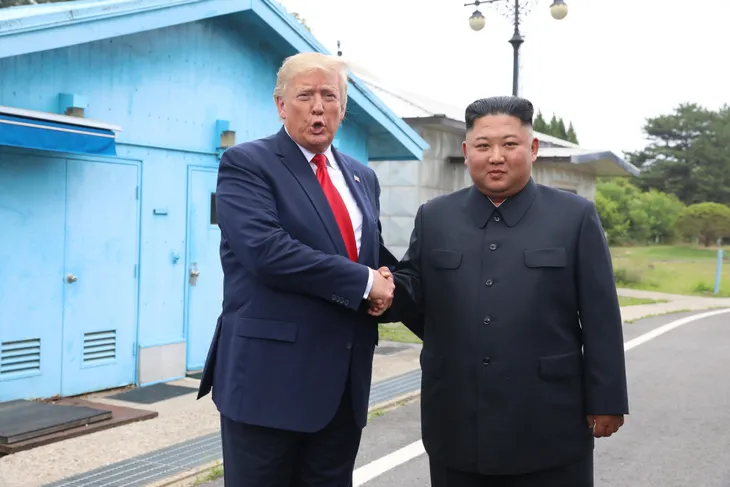 Những hình ảnh ấn tượng từ cuộc gặp lịch sử giữa Trump - Kim tại DMZ - Ảnh 9. Những hình ảnh ấn tượng từ cuộc gặp lịch sử giữa Trump - Kim tại DMZ - Ảnh 9.