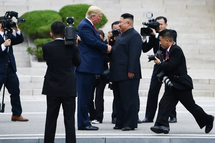 Những hình ảnh ấn tượng từ cuộc gặp lịch sử giữa Trump - Kim tại DMZ - Ảnh 6. Những hình ảnh ấn tượng từ cuộc gặp lịch sử giữa Trump - Kim tại DMZ - Ảnh 6.