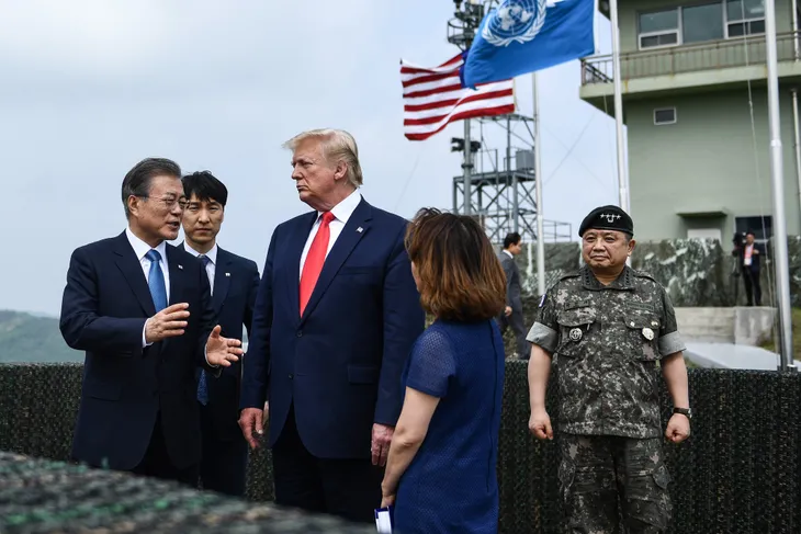 Những hình ảnh ấn tượng từ cuộc gặp lịch sử giữa Trump - Kim tại DMZ - Ảnh 1. Những hình ảnh ấn tượng từ cuộc gặp lịch sử giữa Trump - Kim tại DMZ - Ảnh 1.
