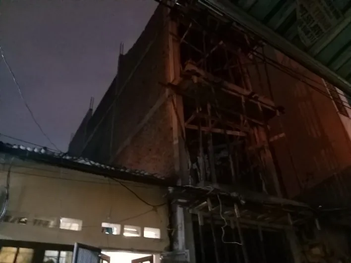 Sập tường nhà đang xây, một người bị thương nặng ở đầu - Ảnh 2. Sập tường nhà đang xây, một người bị thương nặng ở đầu - Ảnh 2.