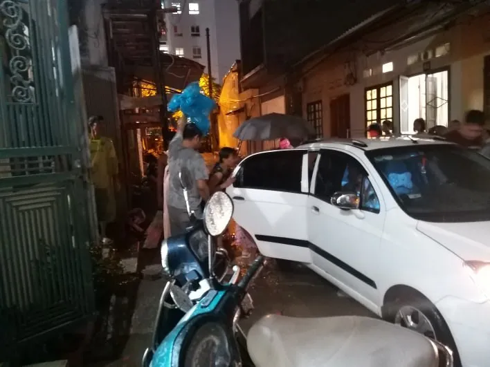 Sập tường nhà đang xây, một người bị thương nặng ở đầu - Ảnh 5. Sập tường nhà đang xây, một người bị thương nặng ở đầu - Ảnh 5.