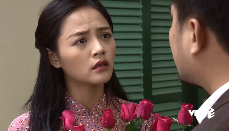 Về nhà đi con - Tập 36: Khải tiếc của, mắng Huệ chuyện mừng cưới Thư 5 chỉ vàng, ông Sơn nghe được rơi nước mắt - Ảnh 3. Về nhà đi con - Tập 36: Khải tiếc của, mắng Huệ chuyện mừng cưới Thư 5 chỉ vàng, ông Sơn nghe được rơi nước mắt - Ảnh 3.