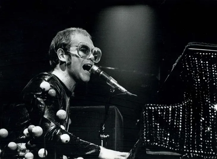 “Rocketman”: Sự khác biệt giữa phim và đời thật của huyền thoại âm nhạc Elton John - Ảnh 1. “Rocketman”: Sự khác biệt giữa phim và đời thật của huyền thoại âm nhạc Elton John - Ảnh 1.
