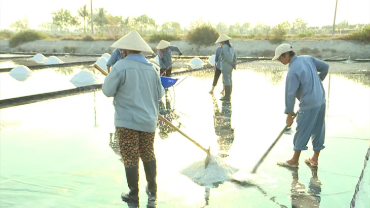 Khám phá cánh đồng muối Hòn Khói - Ảnh 4.