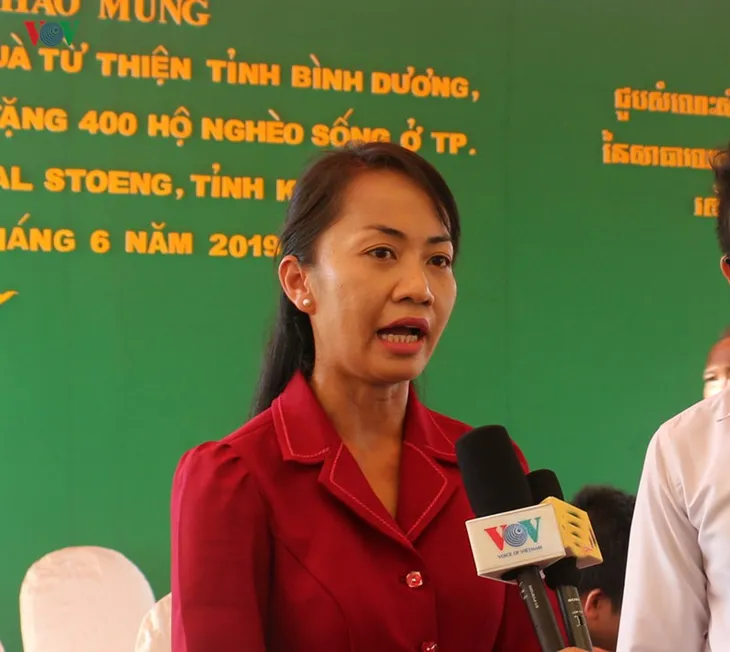 Việt Nam trao tặng quà cho các hộ nghèo tỉnh Kandal, Campuchia - Ảnh 2. Việt Nam trao tặng quà cho các hộ nghèo tỉnh Kandal, Campuchia - Ảnh 2.
