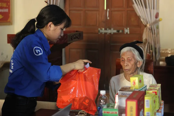 Khám bệnh và phát thuốc miễn phí cho hàng trăm người có hoàn cảnh khó khăn - Ảnh 1. Khám bệnh và phát thuốc miễn phí cho hàng trăm người có hoàn cảnh khó khăn - Ảnh 1.