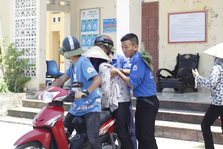 Khám bệnh và phát thuốc miễn phí cho hàng trăm người có hoàn cảnh khó khăn - Ảnh 2. Khám bệnh và phát thuốc miễn phí cho hàng trăm người có hoàn cảnh khó khăn - Ảnh 2.