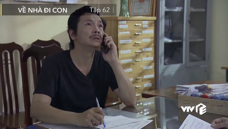 Về nhà đi con - Tập 62: Nhã (Quỳnh Nga) cố tình làm trò quyến rũ Vũ giữa lúc Vũ - Thư hục hặc? - Ảnh 4. Về nhà đi con - Tập 62: Nhã (Quỳnh Nga) cố tình làm trò quyến rũ Vũ giữa lúc Vũ - Thư hục hặc? - Ảnh 4.