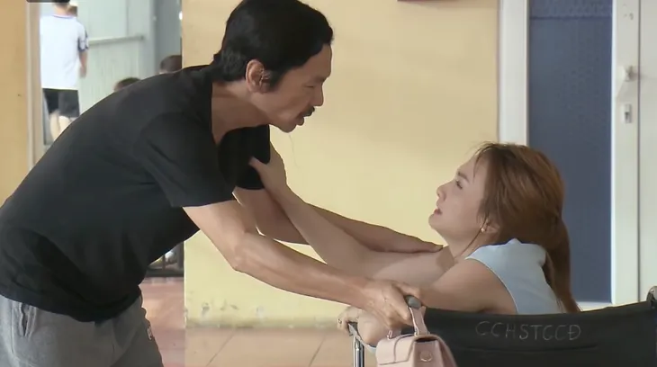 Về nhà đi con - Tập 62: Hay tin vợ sinh non, Vũ lao như bay vào bệnh viện, Nhã nhìn theo đầy hụt hẫng - Ảnh 5.