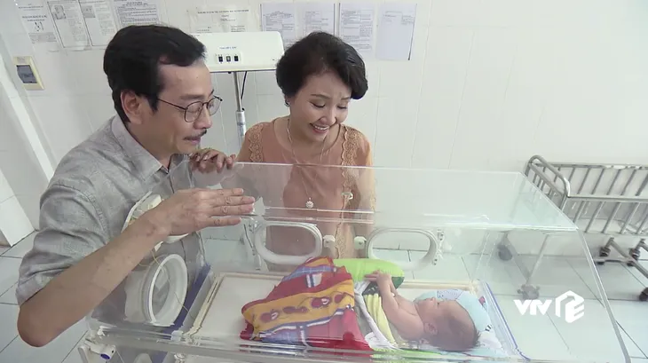 Về nhà đi con - Tập 62: Hay tin vợ sinh non, Vũ lao như bay vào bệnh viện, Nhã nhìn theo đầy hụt hẫng - Ảnh 16.