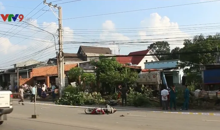 Xe ben tông xe máy, đâm vào nhà dân khiến 1 người thiệt mạng - Ảnh 2. Xe ben tông xe máy, đâm vào nhà dân khiến 1 người thiệt mạng - Ảnh 2.