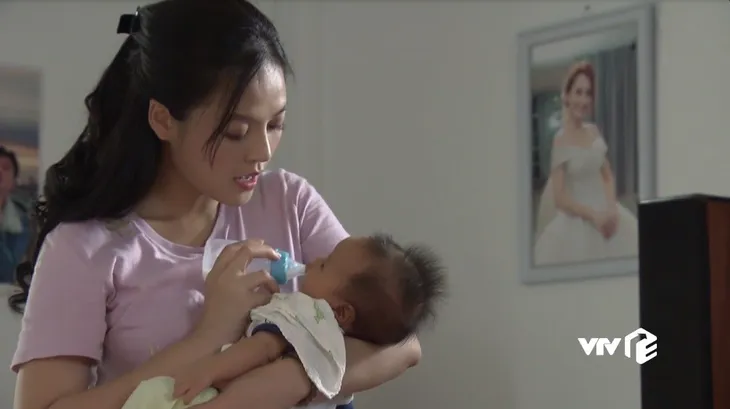 Về nhà đi con - Tập 63: Bế con cho Thư, Huệ quặn lòng nghĩ về quá khứ bị sảy thai - Ảnh 3. Về nhà đi con - Tập 63: Bế con cho Thư, Huệ quặn lòng nghĩ về quá khứ bị sảy thai - Ảnh 3.
