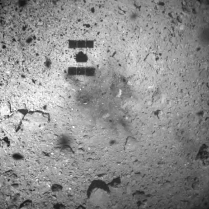 Tàu thám hiểm Nhật Bản hạ cánh xuống tiểu hành tinh Ryugu - Ảnh 1. Tàu thám hiểm Nhật Bản hạ cánh xuống tiểu hành tinh Ryugu - Ảnh 1.