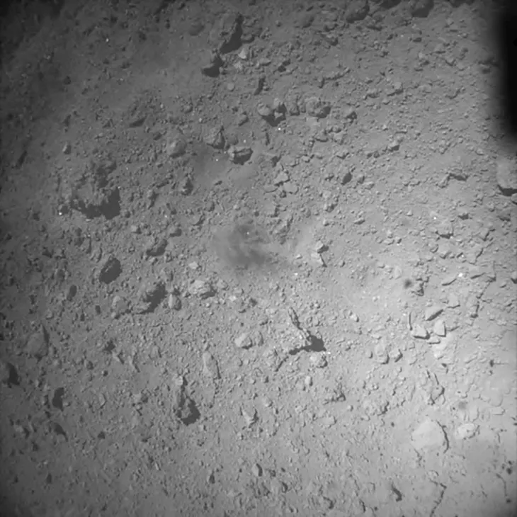 Tàu thám hiểm Nhật Bản hạ cánh xuống tiểu hành tinh Ryugu - Ảnh 2. Tàu thám hiểm Nhật Bản hạ cánh xuống tiểu hành tinh Ryugu - Ảnh 2.