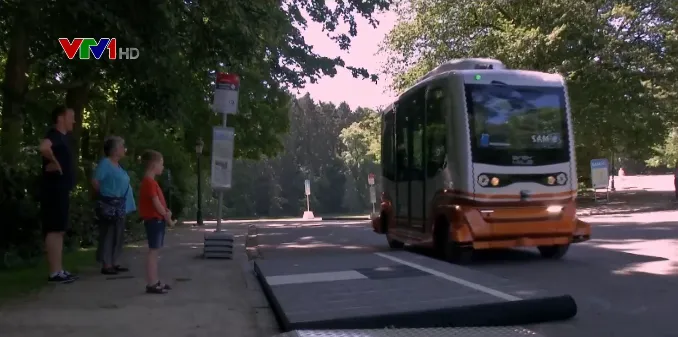 Thử nghiệm xe chở khách không người lái tại Brussels - Ảnh 1. Thử nghiệm xe chở khách không người lái tại Brussels - Ảnh 1.