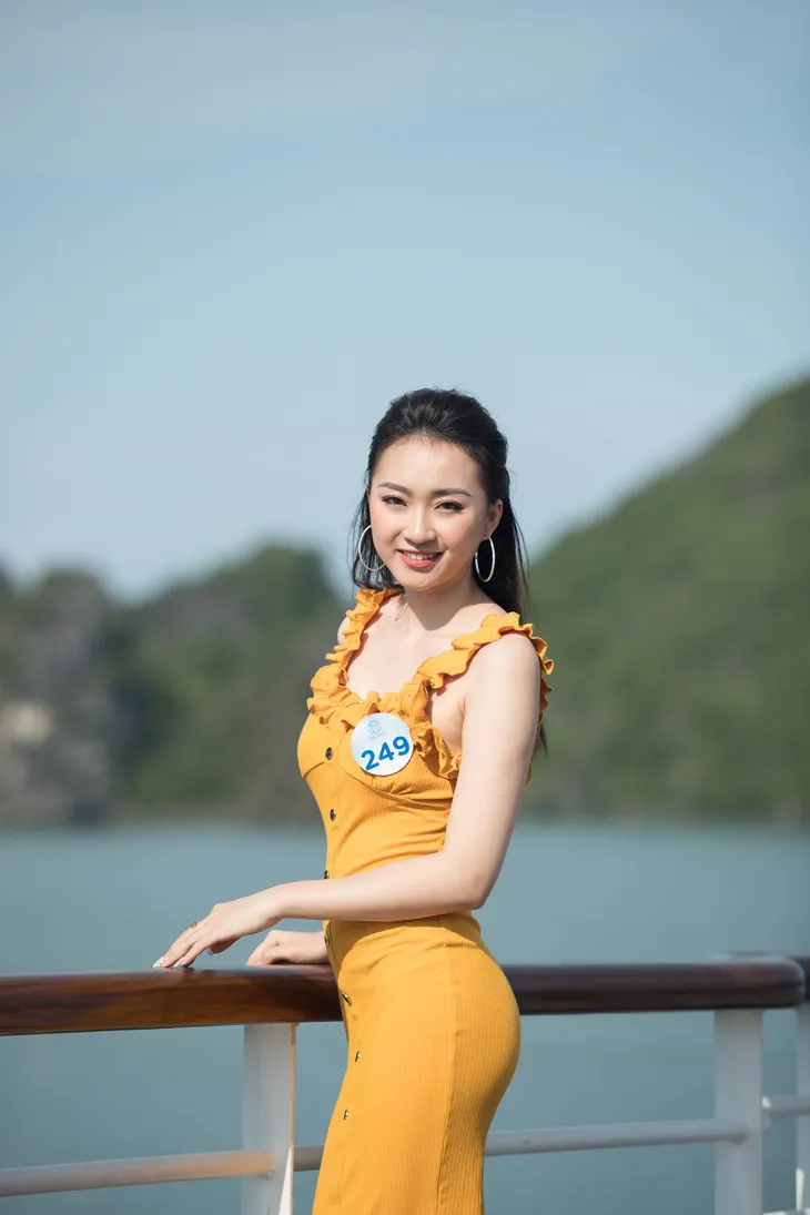 Dàn thí sinh Miss World Vietnam tự tin catwalk trên du thuyền ở Vịnh Hạ Long - Ảnh 12. Dàn thí sinh Miss World Vietnam tự tin catwalk trên du thuyền ở Vịnh Hạ Long - Ảnh 12.