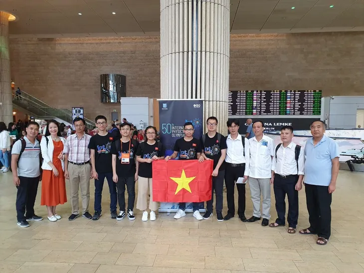 Cả 5 thí sinh thi Olympic Vật lý quốc tế 2019 đều đoạt gỉải - Ảnh 2. Cả 5 thí sinh thi Olympic Vật lý quốc tế 2019 đều đoạt gỉải - Ảnh 2.