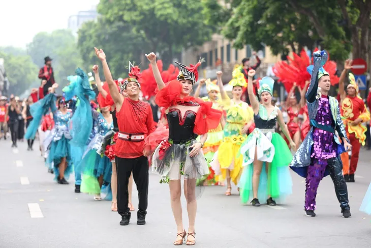 Sôi động Carnival đường phố Hà Nội - Ảnh 1.