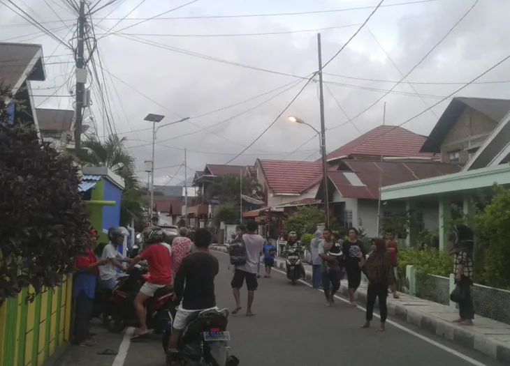Động đất cực mạnh tấn công Indonesia - Ảnh 1. Động đất cực mạnh tấn công Indonesia - Ảnh 1.