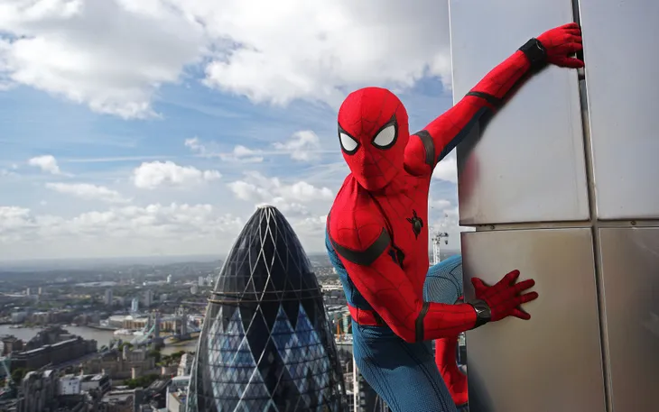 “Spider-Man: Far From Home” vượt mốc 800 triệu USD, tiếp tục càn quét phòng vé - Ảnh 1. “Spider-Man: Far From Home” vượt mốc 800 triệu USD, tiếp tục càn quét phòng vé - Ảnh 1.