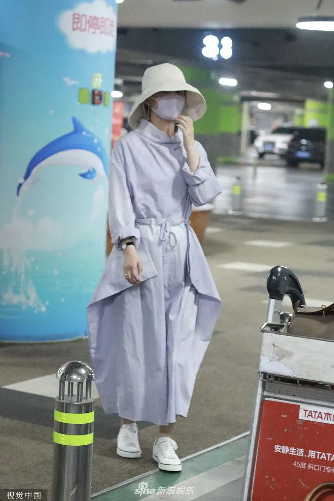 Triệu Lệ Dĩnh xuất hiện tại sân bay sau nhiều tháng nghỉ sinh - Ảnh 3. Triệu Lệ Dĩnh xuất hiện tại sân bay sau nhiều tháng nghỉ sinh - Ảnh 3.