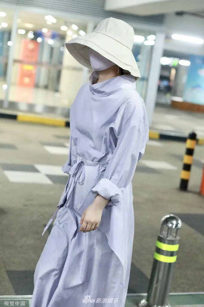 Triệu Lệ Dĩnh xuất hiện tại sân bay sau nhiều tháng nghỉ sinh - Ảnh 1. Triệu Lệ Dĩnh xuất hiện tại sân bay sau nhiều tháng nghỉ sinh - Ảnh 1.
