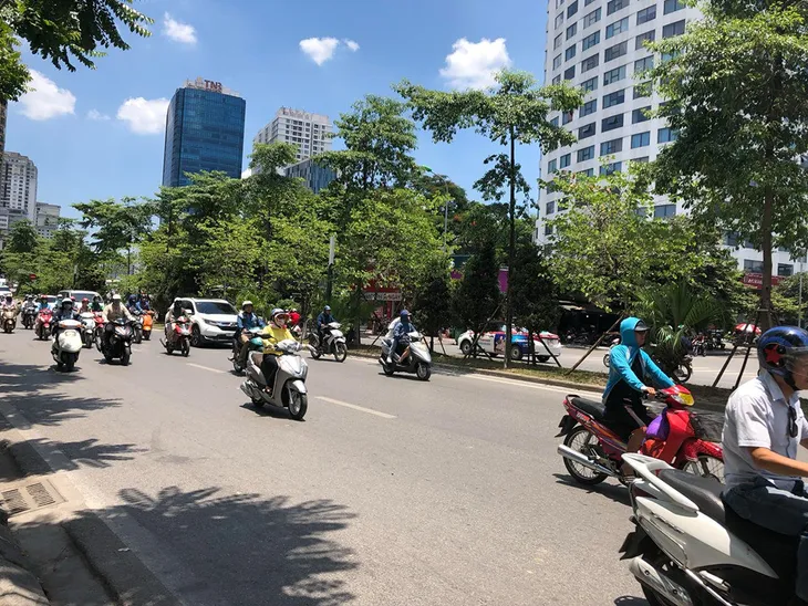 Hà Nội chiều tối nay có thể mưa rào, giông sét - Ảnh 1. Hà Nội chiều tối nay có thể mưa rào, giông sét - Ảnh 1.