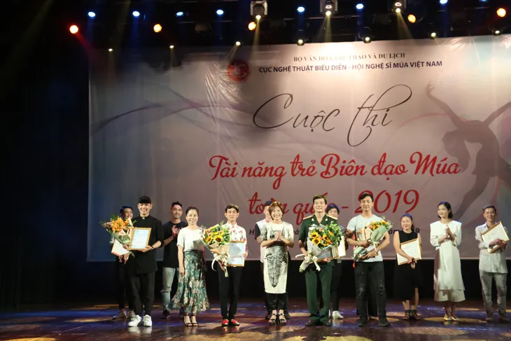 Cuộc thi Tài năng trẻ Biên đạo múa toàn quốc 2019: Vinh danh những biên đạo xuất sắc nhất - Ảnh 5. Cuộc thi Tài năng trẻ Biên đạo múa toàn quốc 2019: Vinh danh những biên đạo xuất sắc nhất - Ảnh 5.