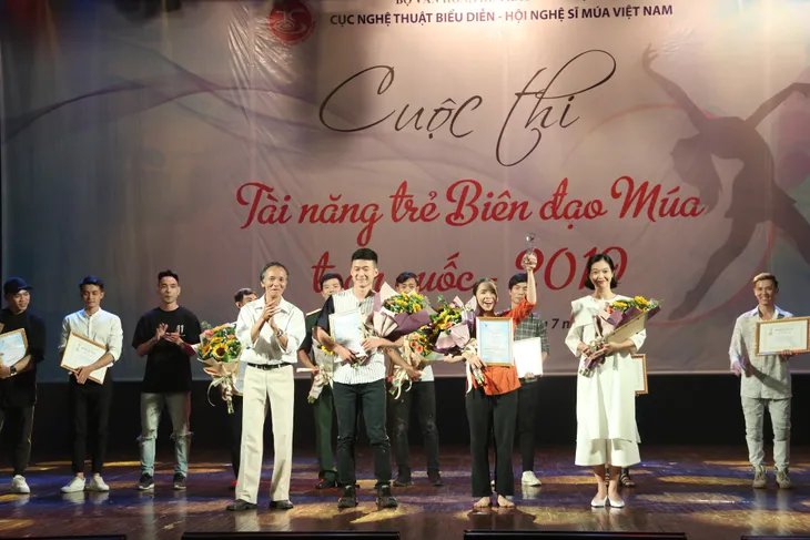 Cuộc thi Tài năng trẻ Biên đạo múa toàn quốc 2019: Vinh danh những biên đạo xuất sắc nhất - Ảnh 4. Cuộc thi Tài năng trẻ Biên đạo múa toàn quốc 2019: Vinh danh những biên đạo xuất sắc nhất - Ảnh 4.