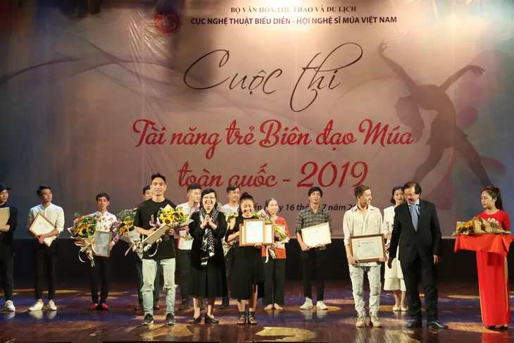 Cuộc thi Tài năng trẻ Biên đạo múa toàn quốc 2019: Vinh danh những biên đạo xuất sắc nhất - Ảnh 3. Cuộc thi Tài năng trẻ Biên đạo múa toàn quốc 2019: Vinh danh những biên đạo xuất sắc nhất - Ảnh 3.