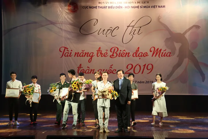 Cuộc thi Tài năng trẻ Biên đạo múa toàn quốc 2019: Vinh danh những biên đạo xuất sắc nhất - Ảnh 2. Cuộc thi Tài năng trẻ Biên đạo múa toàn quốc 2019: Vinh danh những biên đạo xuất sắc nhất - Ảnh 2.